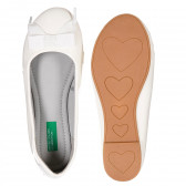 Лачени обувки с панделка, бели Benetton 212888 3