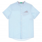 Памучна риза с къс ръкав и джобче с кърпичка с фигурален принт, светло синя Benetton 232848 