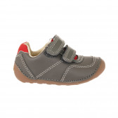 Обувки от естествена кожа с червени акценти за бебе, сиви Clarks 361459 