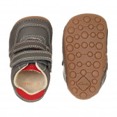 Обувки от естествена кожа с червени акценти за бебе, сиви Clarks 361462 4