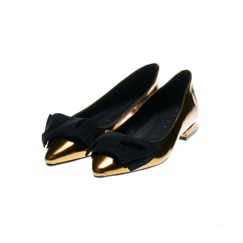 Елегантни златни обувки за момиче с черни детайли  48765
