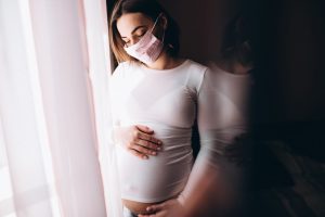 Young,pregnant,woman,in,medical,mask