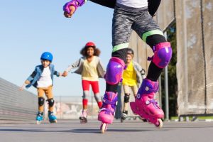 Kids,rollerblading,in,protective,gear,outdoors