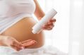 pregnant,woman,using,moisturizer
