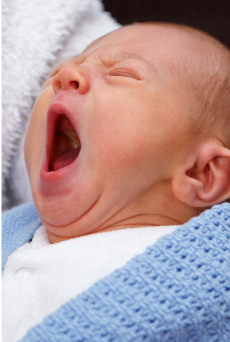 Защо се появяват ситни пъпчици по лицето на бебето