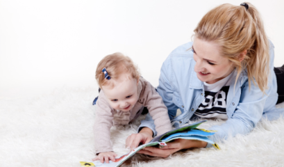 Майка и бебе четат заедно