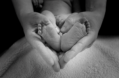 бебешки крачета в ръце на родител