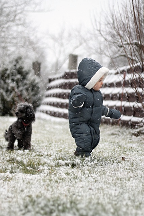 Бебе и куче навън в зимно време